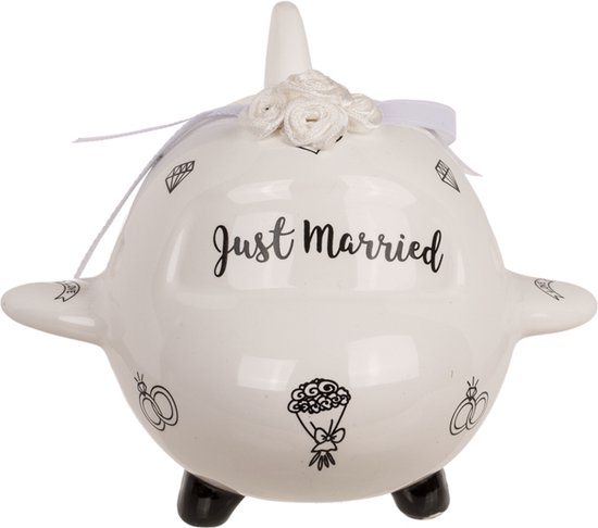 Wit spaarvarken in vliegtuigvorm, tekst "Just Married", diamanten, hartjes, ringen en bloemenboeket. Lint met bloemen.