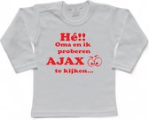 Amsterdam Kinder t-shirt | Hé!!!! Oma en ik proberen AJAX te kijken..." | Verjaardagkado | verjaardag kado | grappig | jarig | Amsterdam | Ajax | cadeau | Cadeau | Kado | Kadootje | Wit/rood | Maat 86