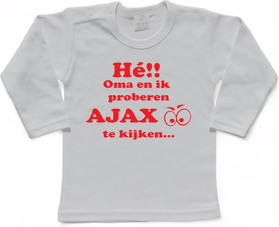 Amsterdam Kinder t-shirt | Hé!!!! Oma en ik proberen AJAX te kijken..." | Verjaardagkado | verjaardag kado | grappig | jarig | Amsterdam | Ajax | cadeau | Cadeau | Kado | Kadootje | Wit/rood | Maat 86