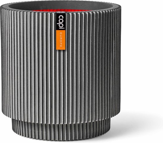 Grijze, geribbelde plantenbak met oranje label 'capi EUROPE' en rode binnenkant.