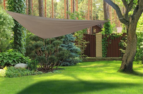 Taupe driehoekig schaduwdoek gespannen in een groene tuin tussen bomen.