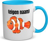 Akyol - oranje vis (nemo) met eigen naam koffiemok - theemok - blauw - Vis - vissen liefhebbers - mok met eigen naam - iemand die houdt van vissen - verjaardag - cadeau - kado - 350 ML inhoud