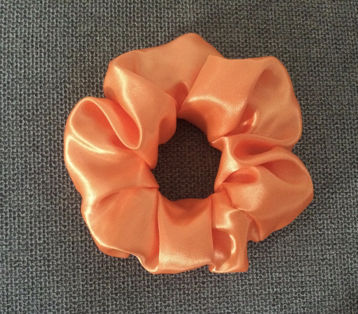 Scrunchie XL satijn oranje - handmade - handgemaakt - Koningsdag - Nederlands Elftal