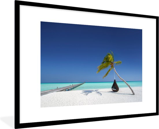 Photo en cadre - Une plage de sable blanc avec un hamac près des Maldives Cadre photo noir avec passe-partout blanc xxl 120x80 cm - Affiche sous cadre (Décoration murale salon / chambre) / Mer et plage