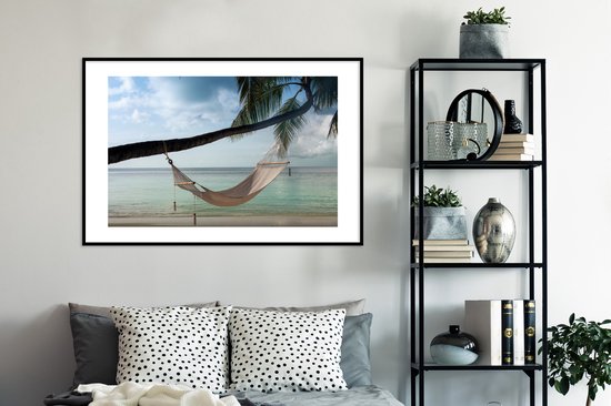 Photo encadrée - Hamac attaché à un palmier près d'une plage Cadre photo noir avec passe-partout blanc xxl 120x80 cm - Affiche encadrée (Décoration murale salon / chambre) / Mer et plage