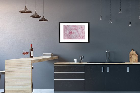 Photo en cadre - Gros plan et vue de dessus d'un cadre photo pivoine rose noir avec passe-partout blanc 60x40 cm - Affiche sous cadre (Décoration murale salon / chambre)