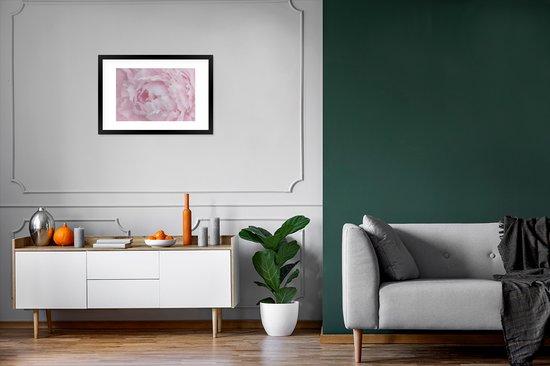 Photo en cadre - Gros plan et vue de dessus d'un cadre photo pivoine rose noir avec passe-partout blanc 60x40 cm - Affiche sous cadre (Décoration murale salon / chambre)