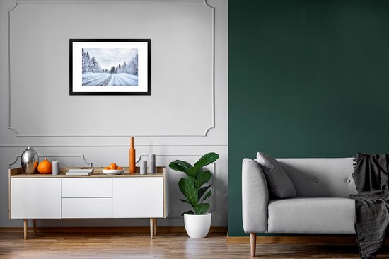 Photo en cadre - Une route enneigée entourée d'un cadre photo paysage d'hiver noir avec passe-partout blanc 60x40 cm - Affiche sous cadre (Décoration murale salon / chambre)