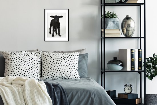 Photo en cadre - Bel agneau noir sur fond blanc Cadre photo noir avec passe-partout blanc petit 30x40 cm - Affiche sous cadre (Décoration murale salon / chambre)