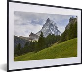 Fotolijst incl. Poster - De Zwitserse Matterhorn achter een dennenbos - 60x40 cm - Posterlijst