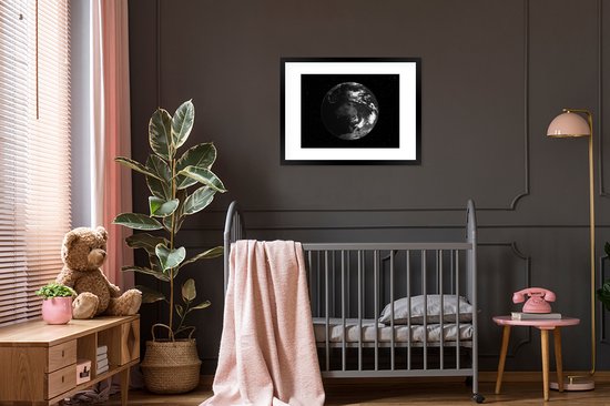 Photo encadrée - Vue satellite de la terre en cadre photo noir et blanc noir avec passe partout blanc 60x80 80x60 cm - Affiche encadrée (Décoration murale salon / chambre)