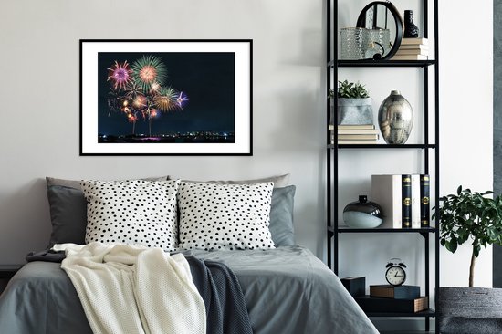 Photo en cadre - Une image de feu d'artifice dans une ville pendant le nieuw An Cadre photo noir avec passe-partout blanc grand 90x60 cm - Affiche sous cadre (Décoration murale salon / chambre)
