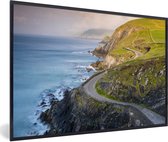 Photo dans cadre - Cadre photo Route côtière en Irlande noir sans passe-partout 60x40 cm - Affiche sous cadre (Décoration murale salon / chambre)