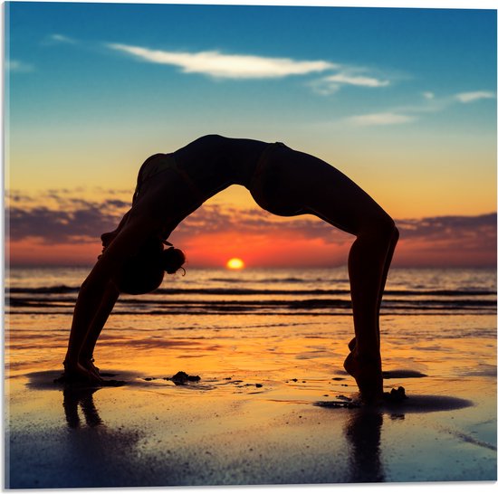 Acrylglas - Vrouw in Yoga Positie op het Strand bij Ondergaande Zon - 50x50 cm Foto op Acrylglas (Met Ophangsysteem)