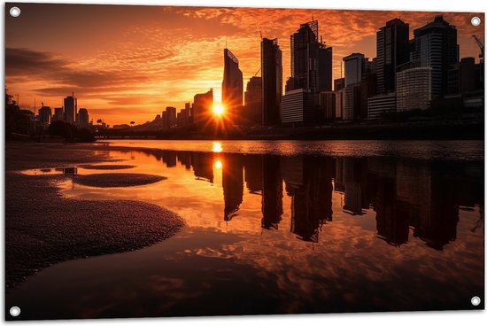 Tuinposter – Zon Verdwijnend tussen Wolkenkrabbers aan het Water - 105x70 cm Foto op Tuinposter (wanddecoratie voor buiten en binnen)