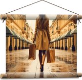Textielposter - Vrouw Lopend in Winkelstraat met Tassen - 40x30 cm Foto op Textiel