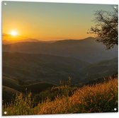 Tuinposter – Zonsondergang in Groenkleurig Berggebied - 100x100 cm Foto op Tuinposter (wanddecoratie voor buiten en binnen)