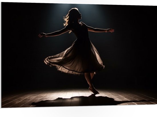 PVC Schuimplaat - Silhouet van Dansende Ballerina op het Podium - 105x70 cm Foto op PVC Schuimplaat (Met Ophangsysteem)