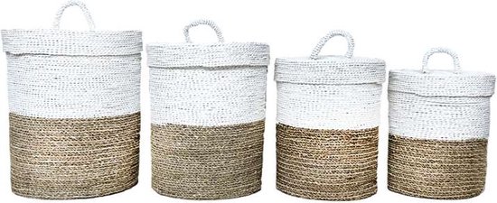 Quatre paniers en herbes marines de différentes tailles, chacun avec une partie supérieure peinte en blanc et une partie inférieure naturelle.