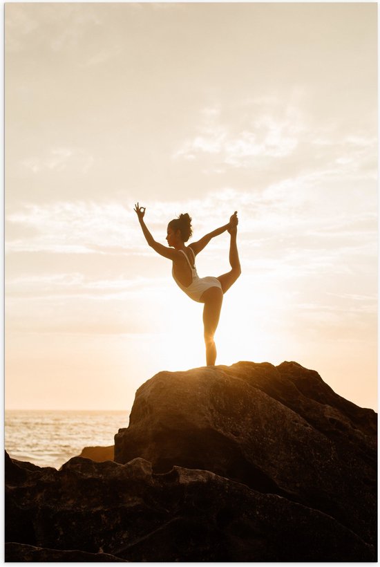 Poster Glanzend – Ballerina in Positie op Top van Berg bij de Zee - 50x75 cm Foto op Posterpapier met Glanzende Afwerking