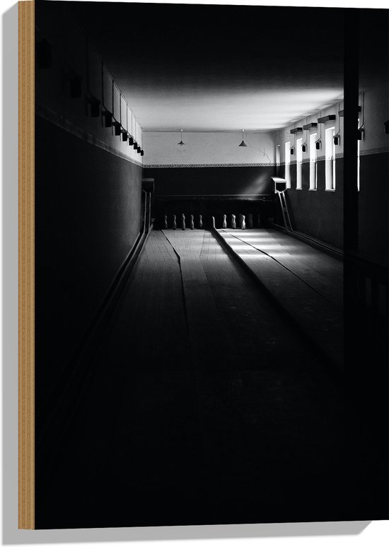 Hout - Bowlingbaan in het Donker (Zwart-wit) - 40x60 cm - 9 mm dik - Foto op Hout (Met Ophangsysteem)