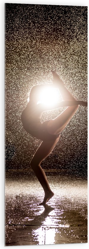 Acrylglas - Ballerina Danseres in de Regen bij Fel Licht - 40x120 cm Foto op Acrylglas (Met Ophangsysteem)