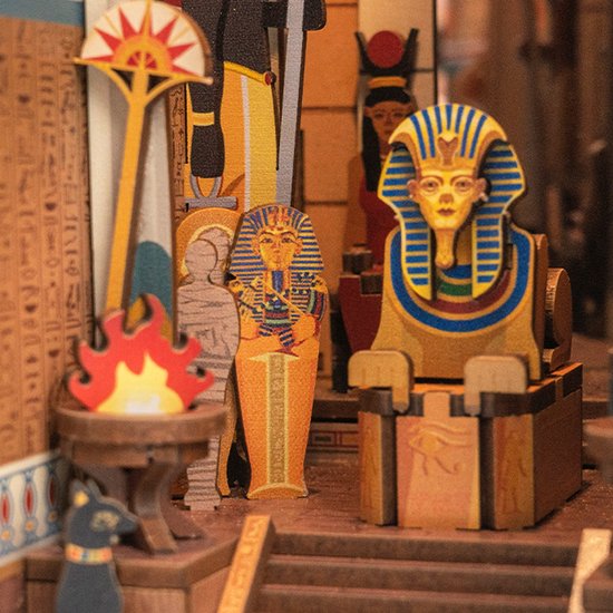 Close-up van de Egyptische puzzel: Farao, sarcofaag, Anubis beeldje en vuurdetail.