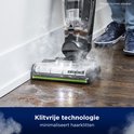 De BISSELL HydroSteam stofzuiger met zijn klitvrije technologie verwijdert effectief haar en vuil van een houten vloer.