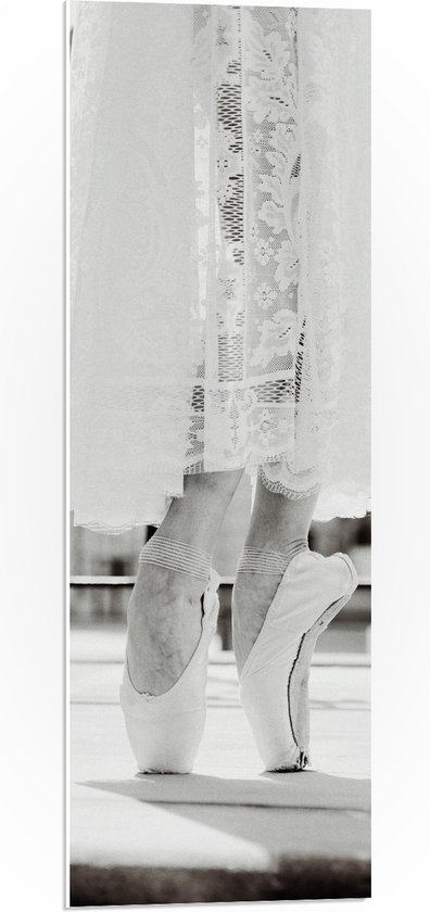 PVC Schuimplaat - Ballerina in Witte Kanten Jurk op Spitzen (Zwart-wit) - 30x90 cm Foto op PVC Schuimplaat (Met Ophangsysteem)