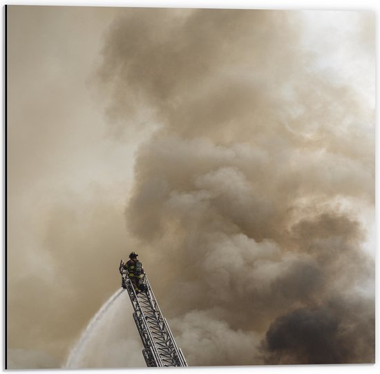 Dibond - Brandweerman in Actie bij Grote Rookwolk - 50x50 cm Foto op Aluminium (Wanddecoratie van metaal)