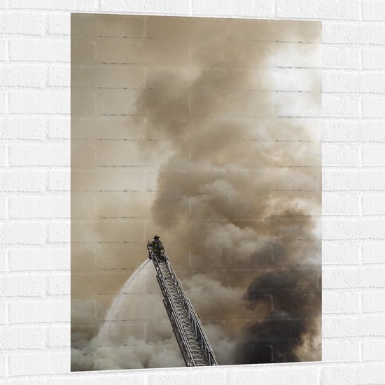 Muursticker - Brandweerman in Actie bij Grote Rookwolk - 70x105 cm Foto op Muursticker