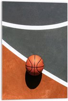 Acrylglas - Bovenaanzicht van Basketbal op Lijnen van Basketbalveld - 50x75 cm Foto op Acrylglas (Wanddecoratie op Acrylaat)