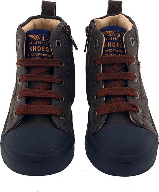 Twee donkerbruine leren veterboots metanie rode SHOESME Vintage patches en donkerblauwe neuzen.