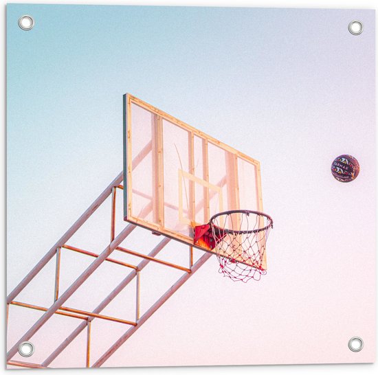 Tuinposter – Bal Vallend in Basket onder Blauwe Lucht - 50x50 cm Foto op Tuinposter (wanddecoratie voor buiten en binnen)