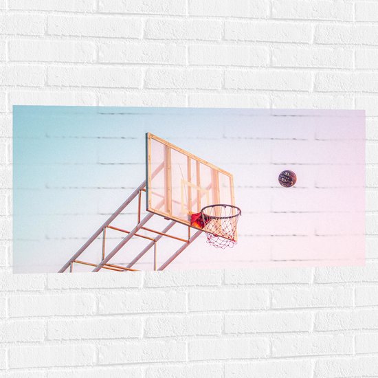 Muursticker - Bal Vallend in Basket onder Blauwe Lucht - 100x50 cm Foto op Muursticker