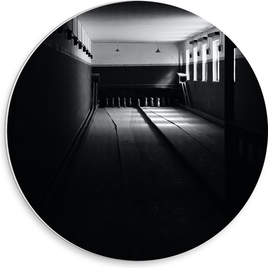 PVC Schuimplaat Muurcirkel - Bowlingbaan in het Donker (Zwart-wit) - 30x30 cm Foto op Muurcirkel (met ophangsysteem)