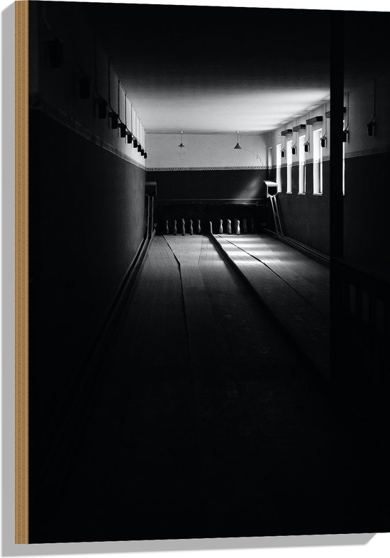 Hout - Bowlingbaan in het Donker (Zwart-wit) - 50x75 cm - 9 mm dik - Foto op Hout (Met Ophangsysteem)