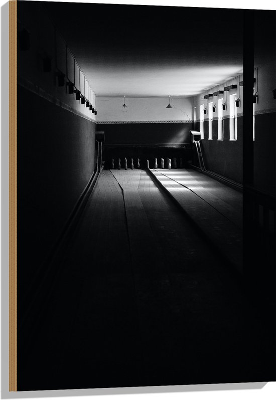 Hout - Bowlingbaan in het Donker (Zwart-wit) - 60x90 cm - 9 mm dik - Foto op Hout (Met Ophangsysteem)
