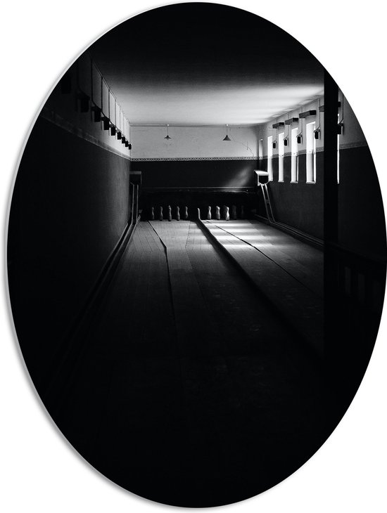 PVC Schuimplaat Ovaal - Bowlingbaan in het Donker (Zwart-wit) - 51x68 cm Foto op Ovaal (Met Ophangsysteem)