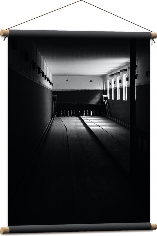 Textielposter - Bowlingbaan in het Donker (Zwart-wit) - 60x80 cm Foto op Textiel