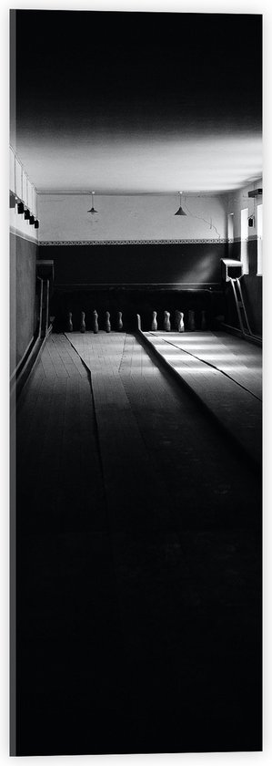 Acrylglas - Bowlingbaan in het Donker (Zwart-wit) - 20x60 cm Foto op Acrylglas (Met Ophangsysteem)
