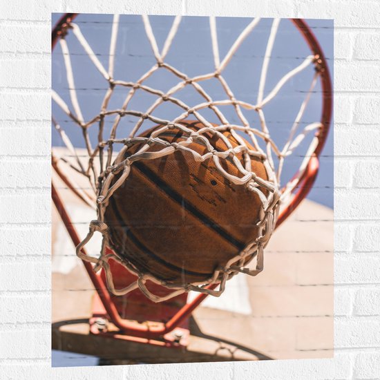 Muursticker - Basketbal in Basket - 60x80 cm Foto op Muursticker