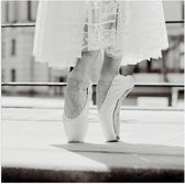 Poster (Mat) - Ballerina in Witte Kanten Jurk op Spitzen (Zwart-wit) - 100x100 cm Foto op Posterpapier met een Matte look