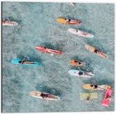 Dibond - Bovenaanzicht van Groep Surfers op Verschillende Kleuren Planken - 50x50 cm Foto op Aluminium (Met Ophangsysteem)