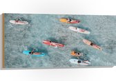 Hout - Bovenaanzicht van Groep Surfers op Verschillende Kleuren Planken - 100x50 cm - 9 mm dik - Foto op Hout (Met Ophangsysteem)