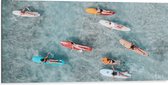 Dibond - Bovenaanzicht van Groep Surfers op Verschillende Kleuren Planken - 100x50 cm Foto op Aluminium (Met Ophangsysteem)