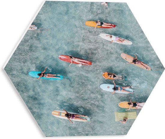 PVC Schuimplaat Hexagon - Bovenaanzicht van Groep Surfers op Verschillende Kleuren Planken - 30x26.1 cm Foto op Hexagon (Met Ophangsysteem)