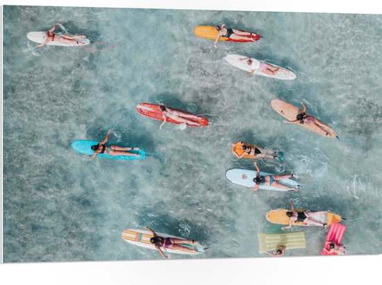 PVC Schuimplaat- Bovenaanzicht van Groep Surfers op Verschillende Kleuren Planken - 105x70 cm Foto op PVC Schuimplaat