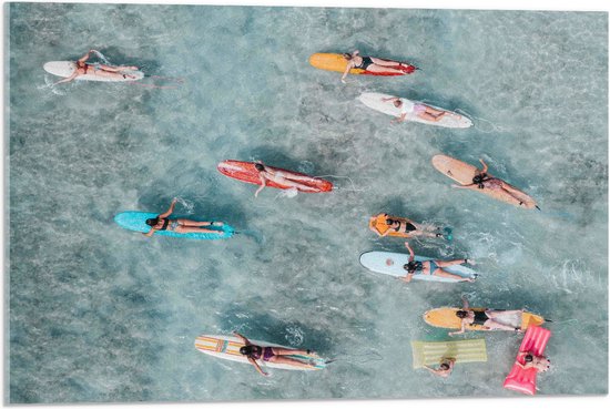 Acrylglas - Bovenaanzicht van Groep Surfers op Verschillende Kleuren Planken - 75x50 cm Foto op Acrylglas (Wanddecoratie op Acrylaat)