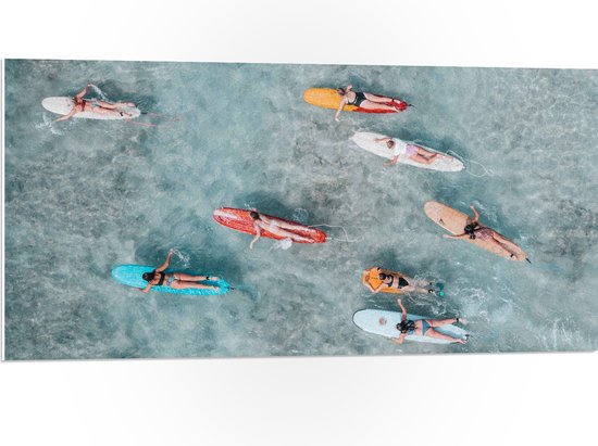 PVC Schuimplaat - Bovenaanzicht van Groep Surfers op Verschillende Kleuren Planken - 100x50 cm Foto op PVC Schuimplaat (Met Ophangsysteem)